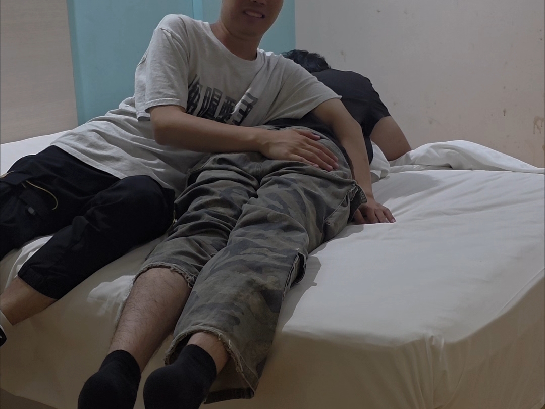 弟弟乖乖趴着被打屁股