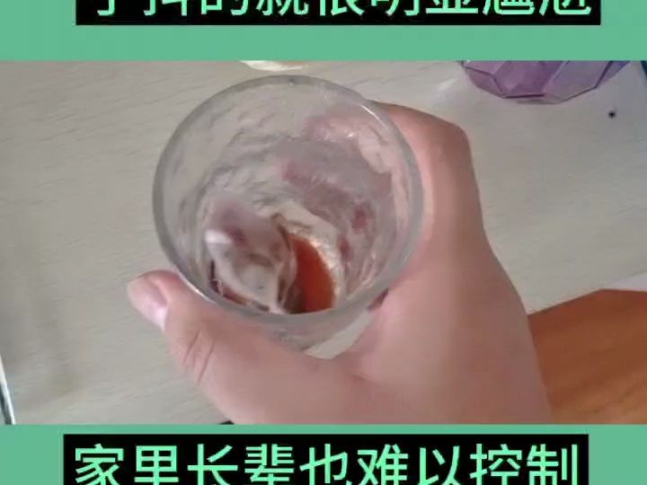 干精细活拿筷子夹菜手抖的就很明显尴尬