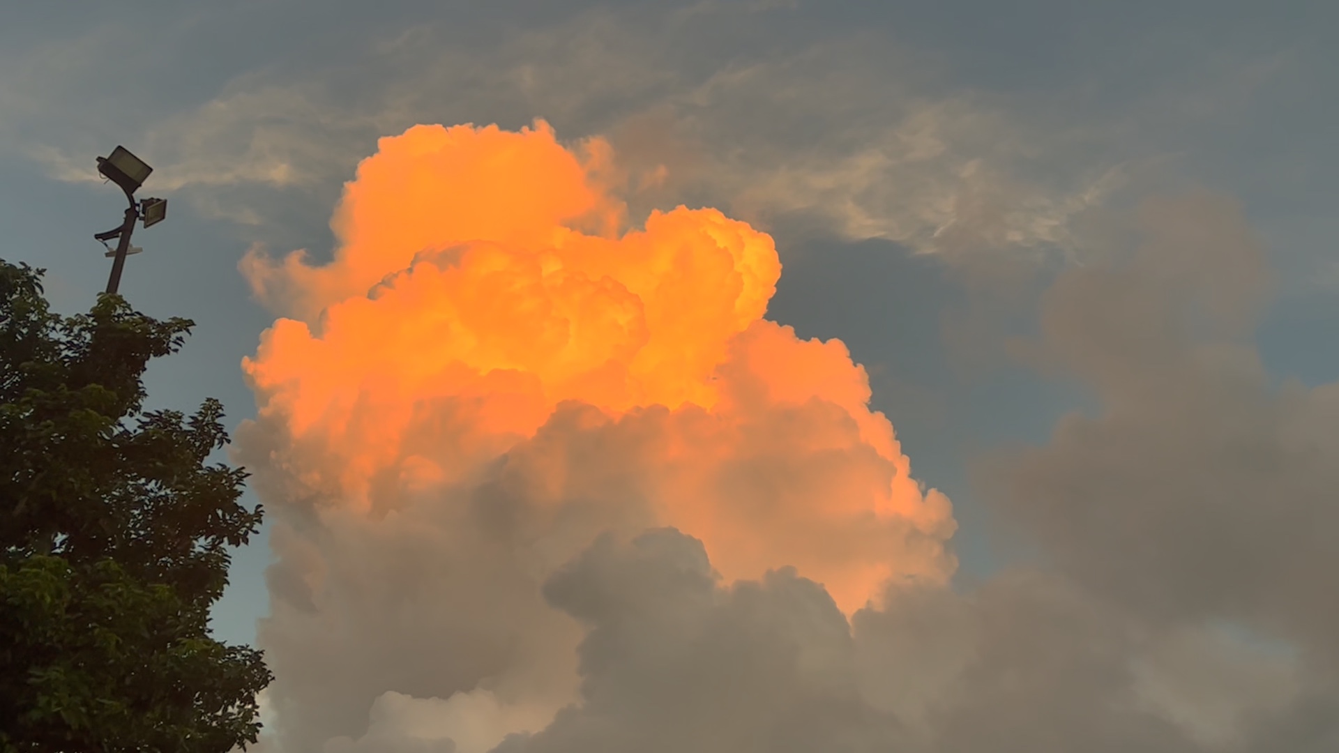 相机无法真正捕捉天空的美,我的意思是,你和晚霞一样耀眼.