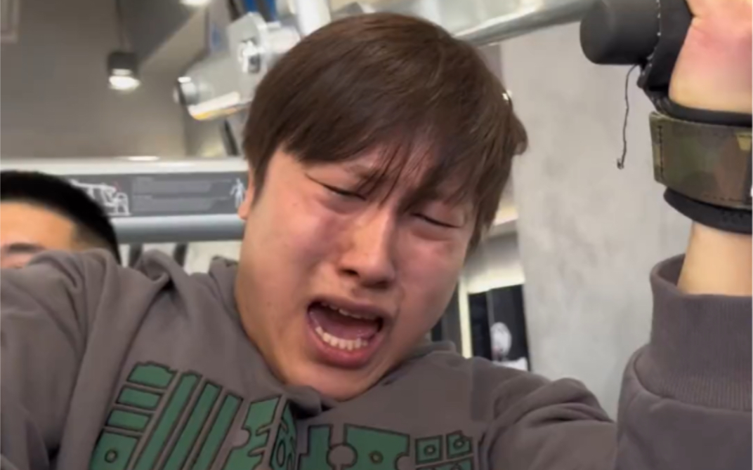 鹿晨辉把对孙良轩的愤怒全部发泄到踢馆者身上了,小庞痛苦面具已经