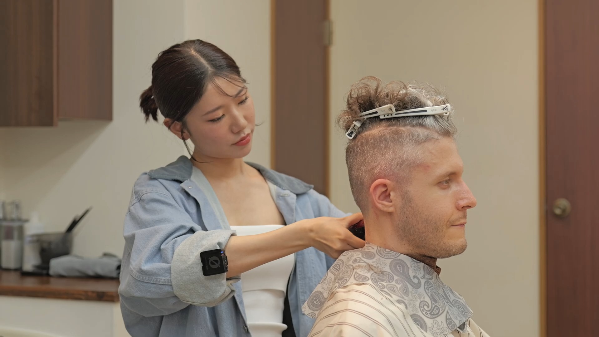 asmr 日本甜美女理发师的发型设计,剃须和放松服务