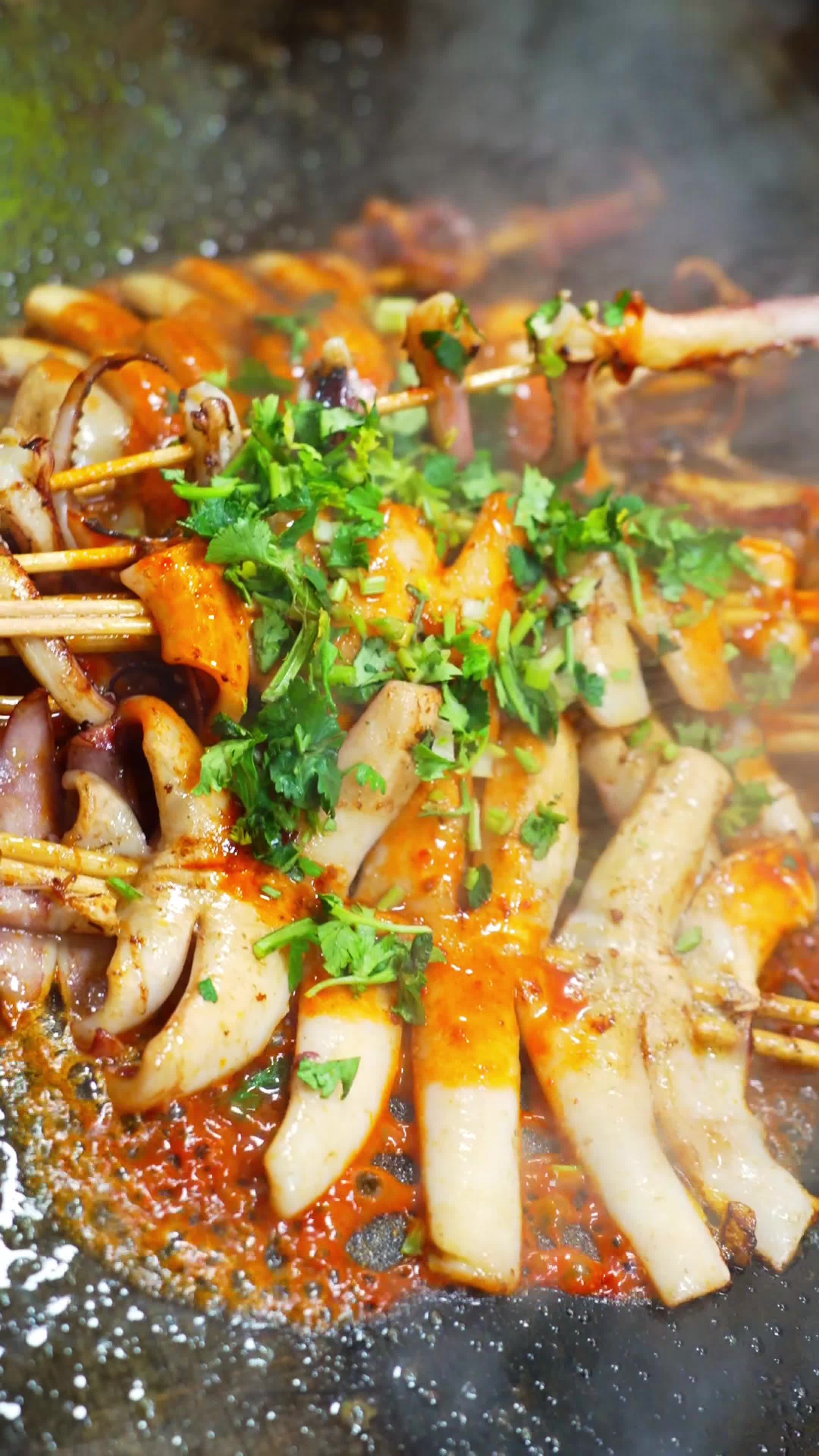 铁板鱿鱼秘制酱汁浇给,小洋葱小香菜浇给!