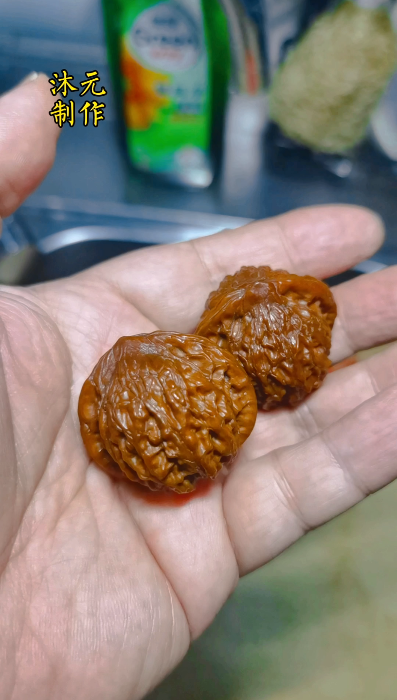 文玩核桃反油和霉变发黑不同,核桃还是适合自己的好的由来.