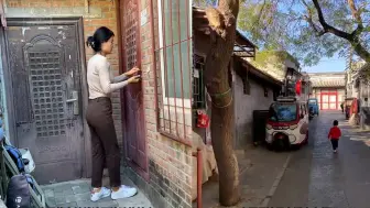 Download Video: 女子远嫁北京晒二环“豪宅”，10平胡同房住一家：空地2块砖大小