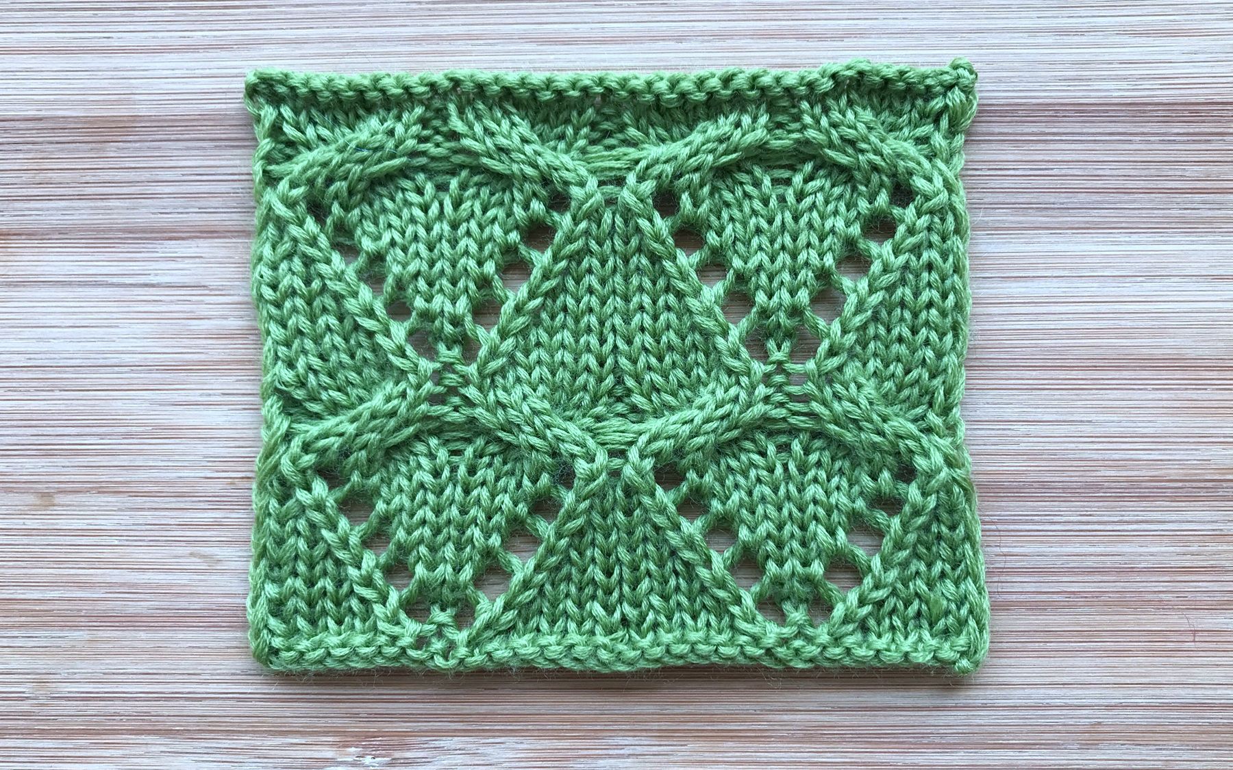 【轻描编织】一款镂空心形花样的编织方法,简洁大方,织春款开衫真的美