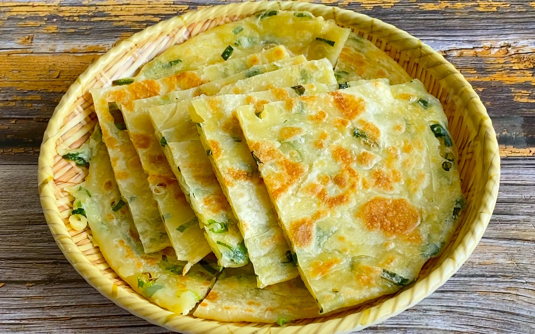 教你做酥脆葱花饼,一碗面一把葱,简单一擀,又薄又酥真好吃 【三丰美食