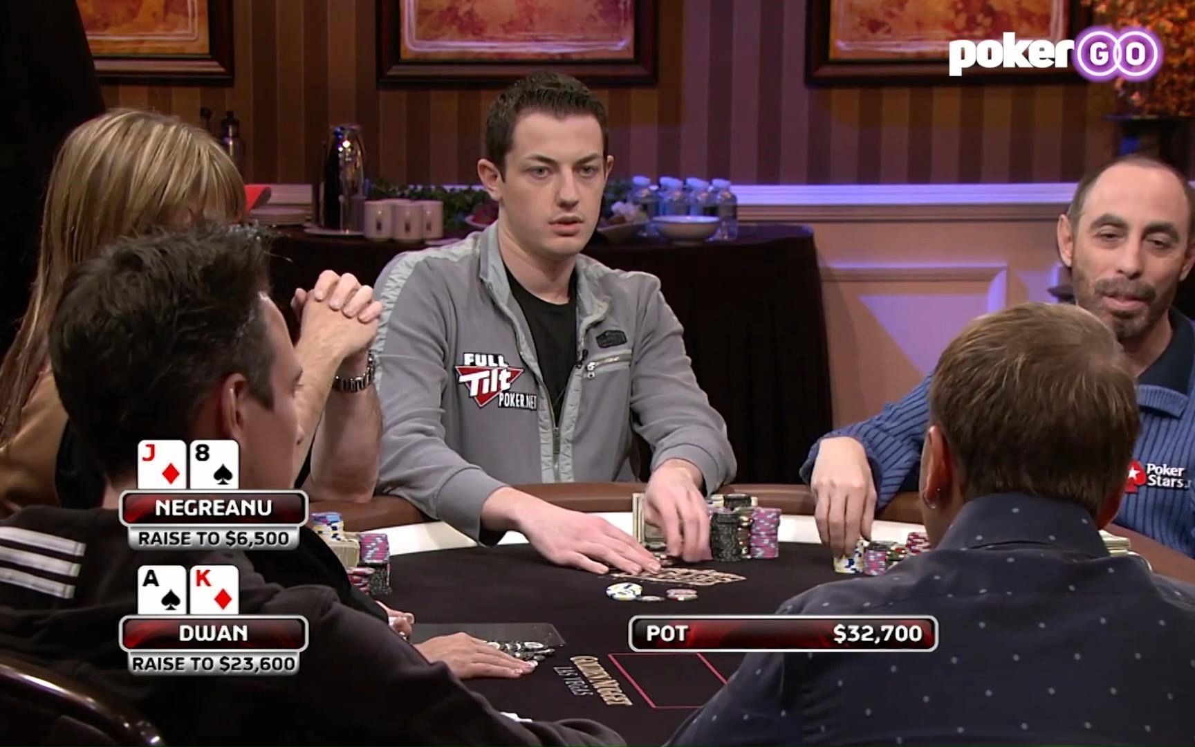 【德州扑克】毒王抓位拿到ak!翻牌一出,摆起扑克脸!