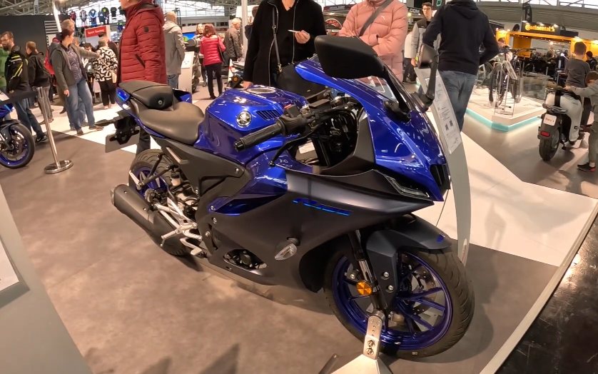 2023款雅马哈r125 摩托车静态展示