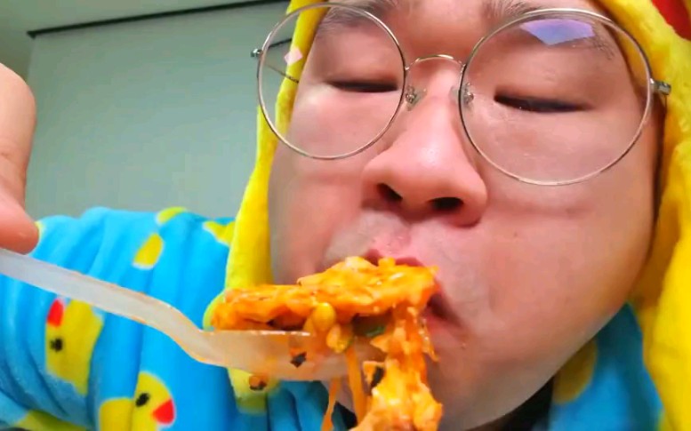 韩国大胃王胖哥,试吃紫菜包饭和泡菜,这吃相太豪放了吧