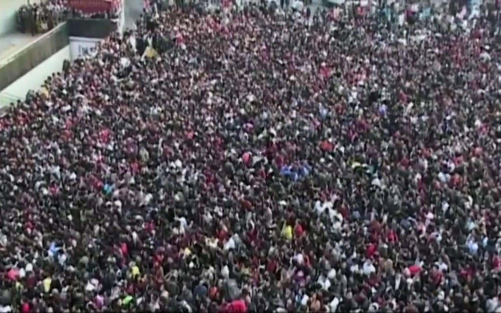 2008年的广州春运火车站滞留人员达40万人场面一度失控