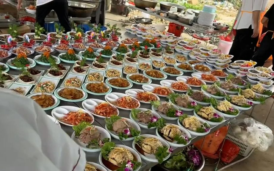 路边几十桌同时开席#地方特色美食#乡村宴席#农村宴席#宴席上的美食