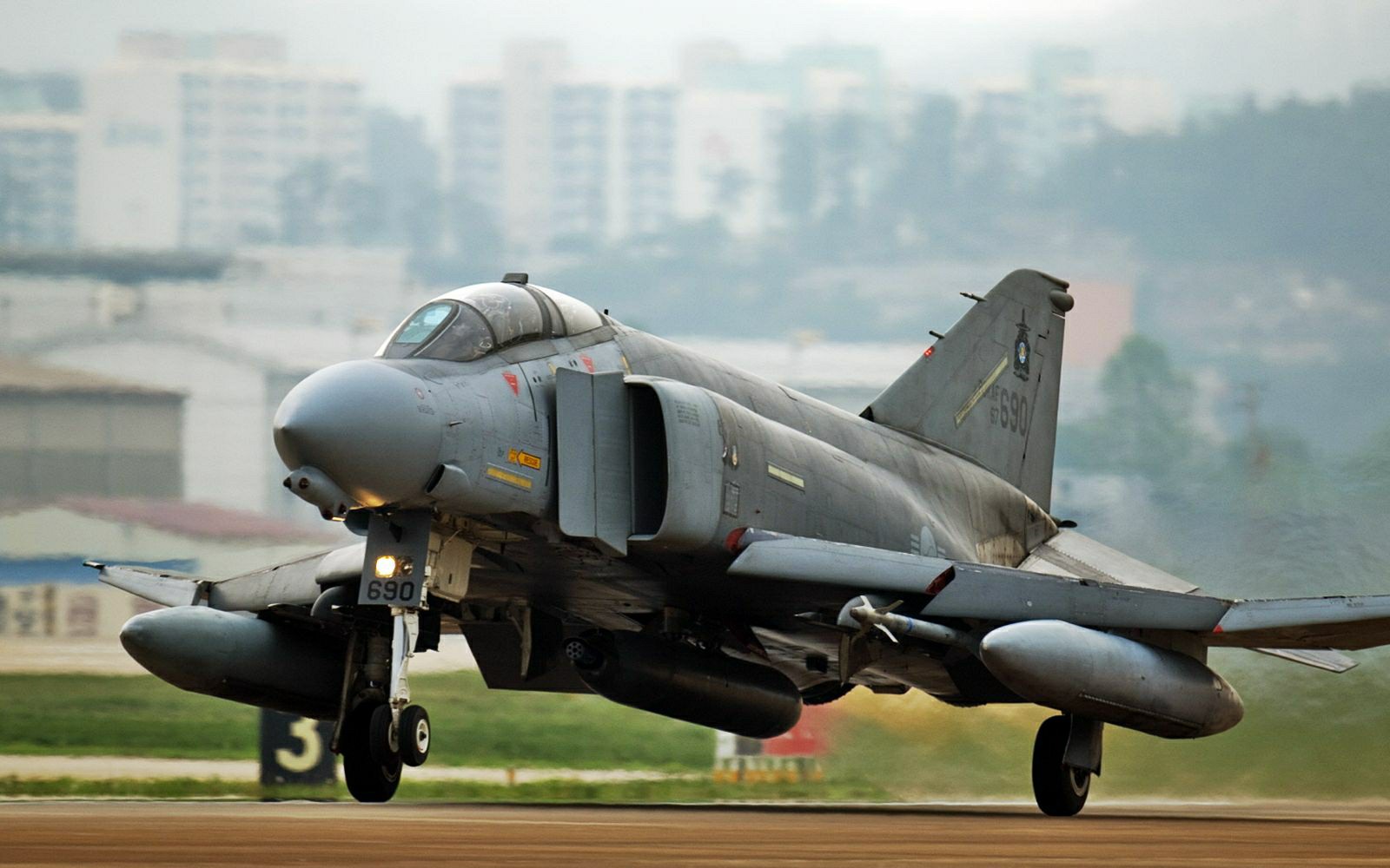 动漫中的现代空战第1期f8十字军战士