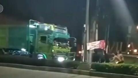 印尼少年为拍视频拦卡车被撞身亡 冒死 求赞 不幸被碾压惨死 不作死就不会死 印尼少年为拍片博赞冲出拦停大卡车一人惨死车轮下同伴见状惊逃 哔哩哔哩