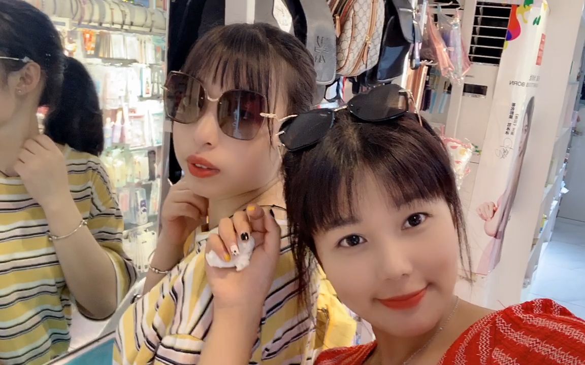 小妹和闺蜜一起逛街,戴上墨镜来个美美的自拍,闺蜜美还是我美?