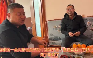 Descargar video: 过年去胖哥老家串门送礼，离走给拿一大袋猪肉，我胖哥是真疼我啊