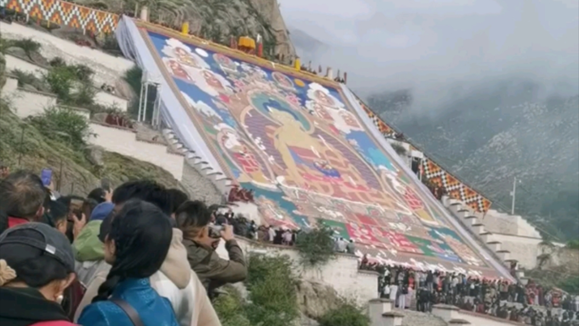 2024雪顿节,哲蚌寺晒大佛现场,人山人海