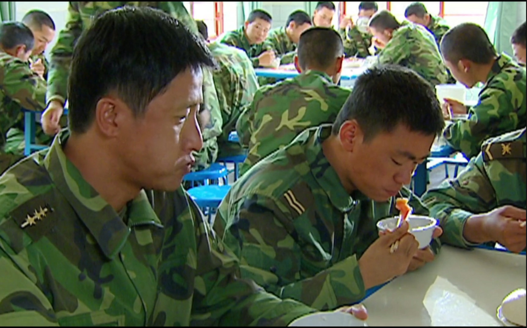 士兵突击许三多吃西红柿炒鸡蛋土豆丝拌米饭钢七连解散许三多吃三人份