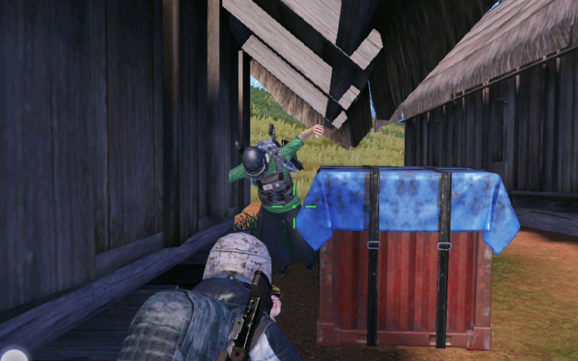 被空投和房子卡在中间的敌人炸死是什么样的体验