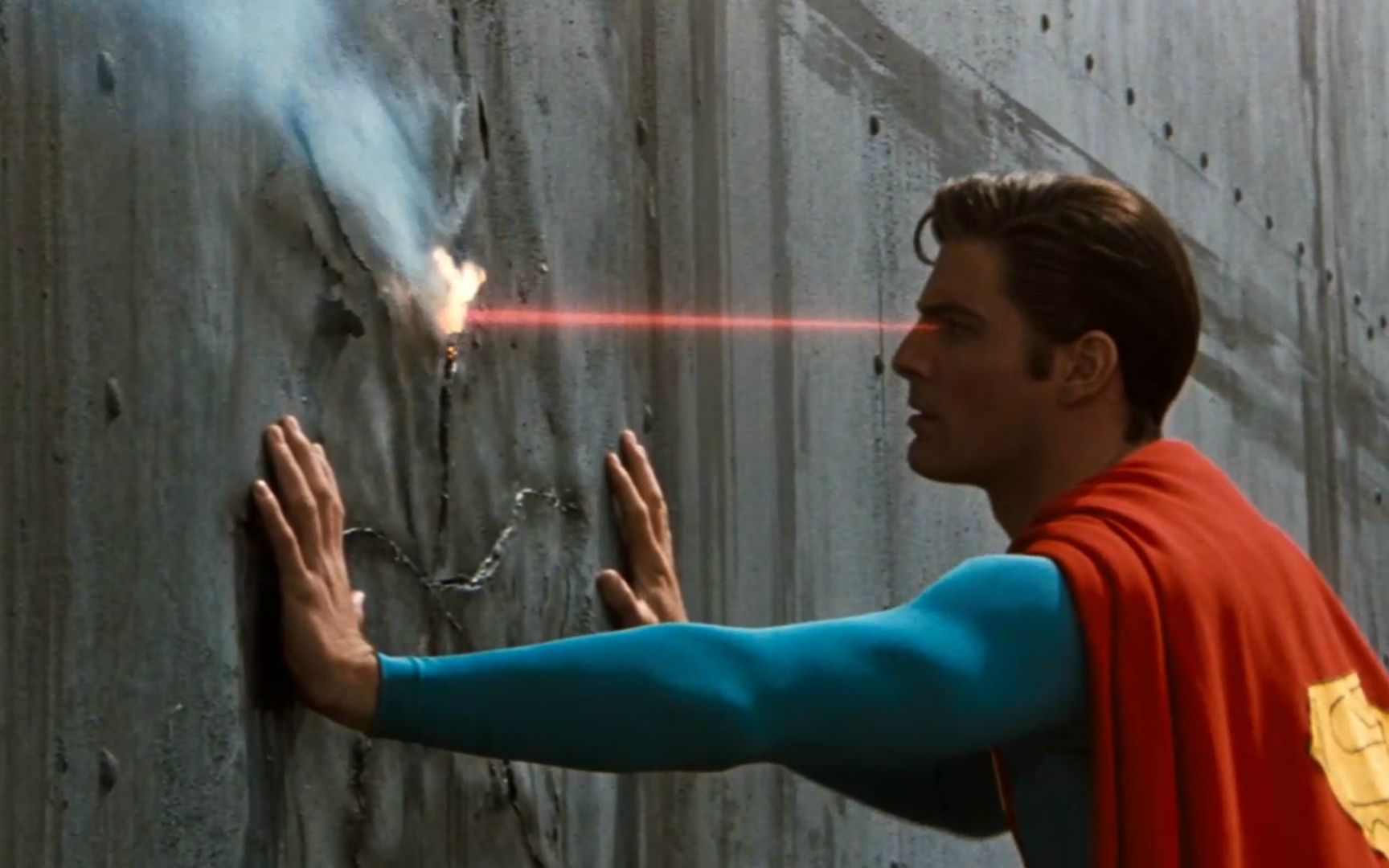 超人用眼睛焊接铁板这方法比电焊机都好用一部搞笑科幻电影