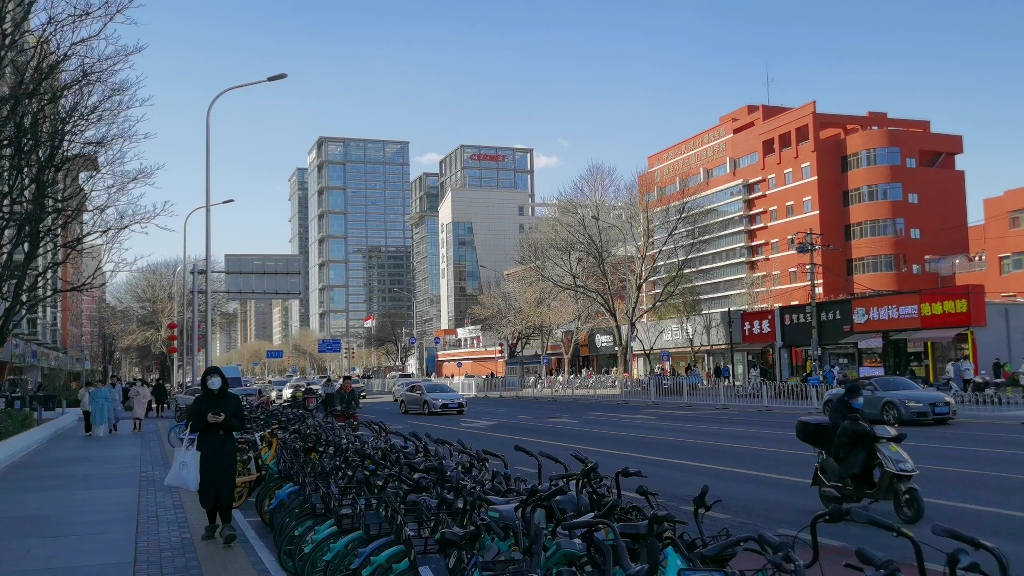 五道口地铁站西侧十字路口街景