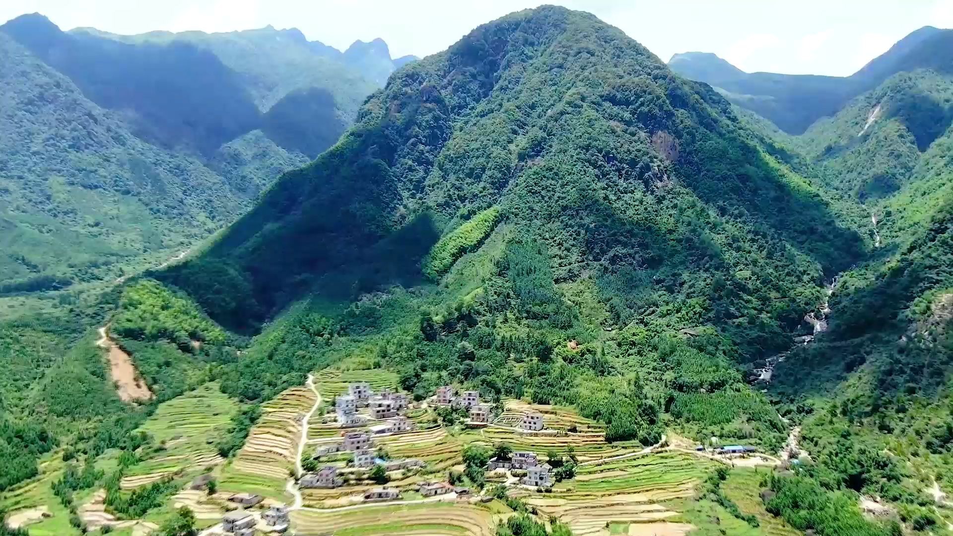 [图]航拍广西贺州里松镇斧头山村，山清水秀景色迷人，就像世外桃源