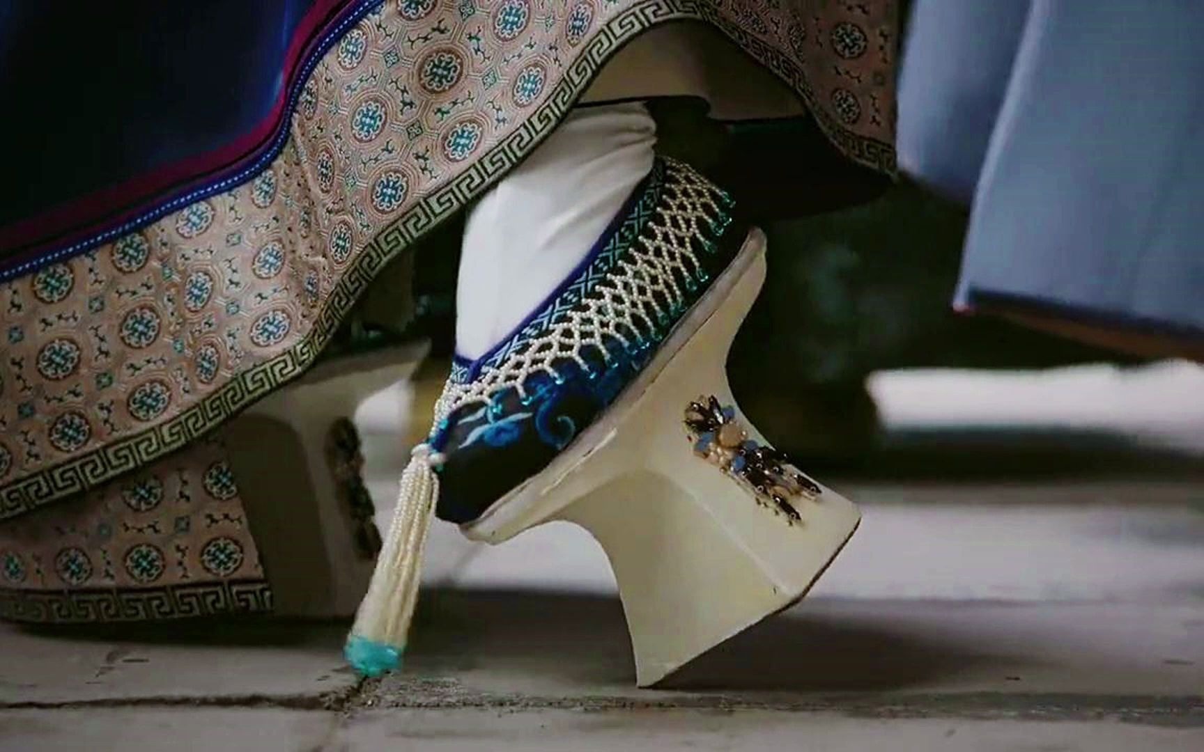 一起盘点如懿和甄嬛的鞋子吧,娘娘们的精致从头饰体现到了鞋子