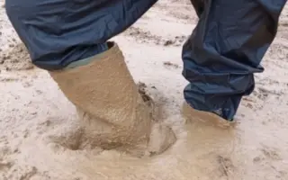 儿童雨靴踩泥陷入泥浆图片