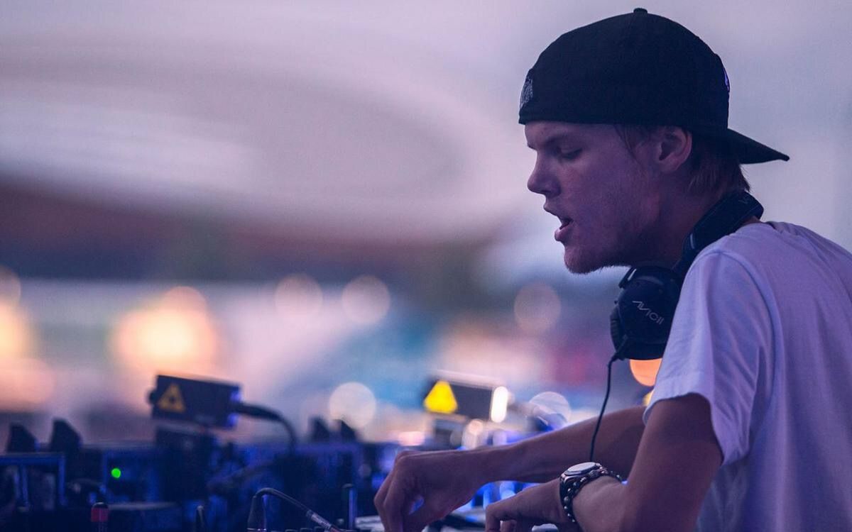 ◢◤aviciiaskyfullofstars