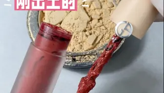 “刚出土的”粉饼。唇釉断成这样也是没法了，只能换管修复。“刚出土的”粉饼修复之后还是和全新的一样。