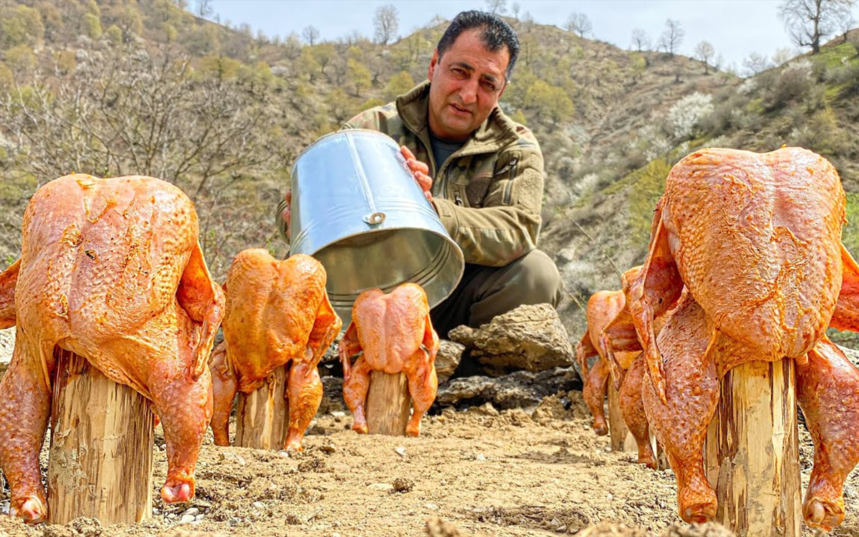 大叔竟用用铁桶烤鸡完成后大叔赞不绝口