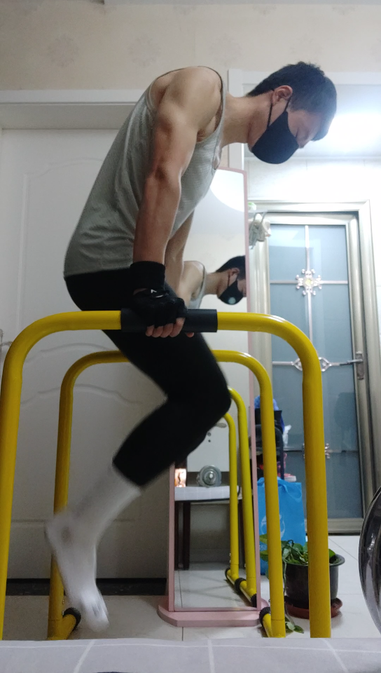 俄挺低团身俯卧撑