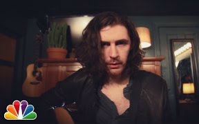 [图]【Hozier】肥伦秀后台不插电演唱Take Me To Church