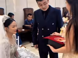 “情趣内X，丁某裤 会玩阿” 闺蜜结婚女生送上提前准备好的礼物，打开后天塌了……