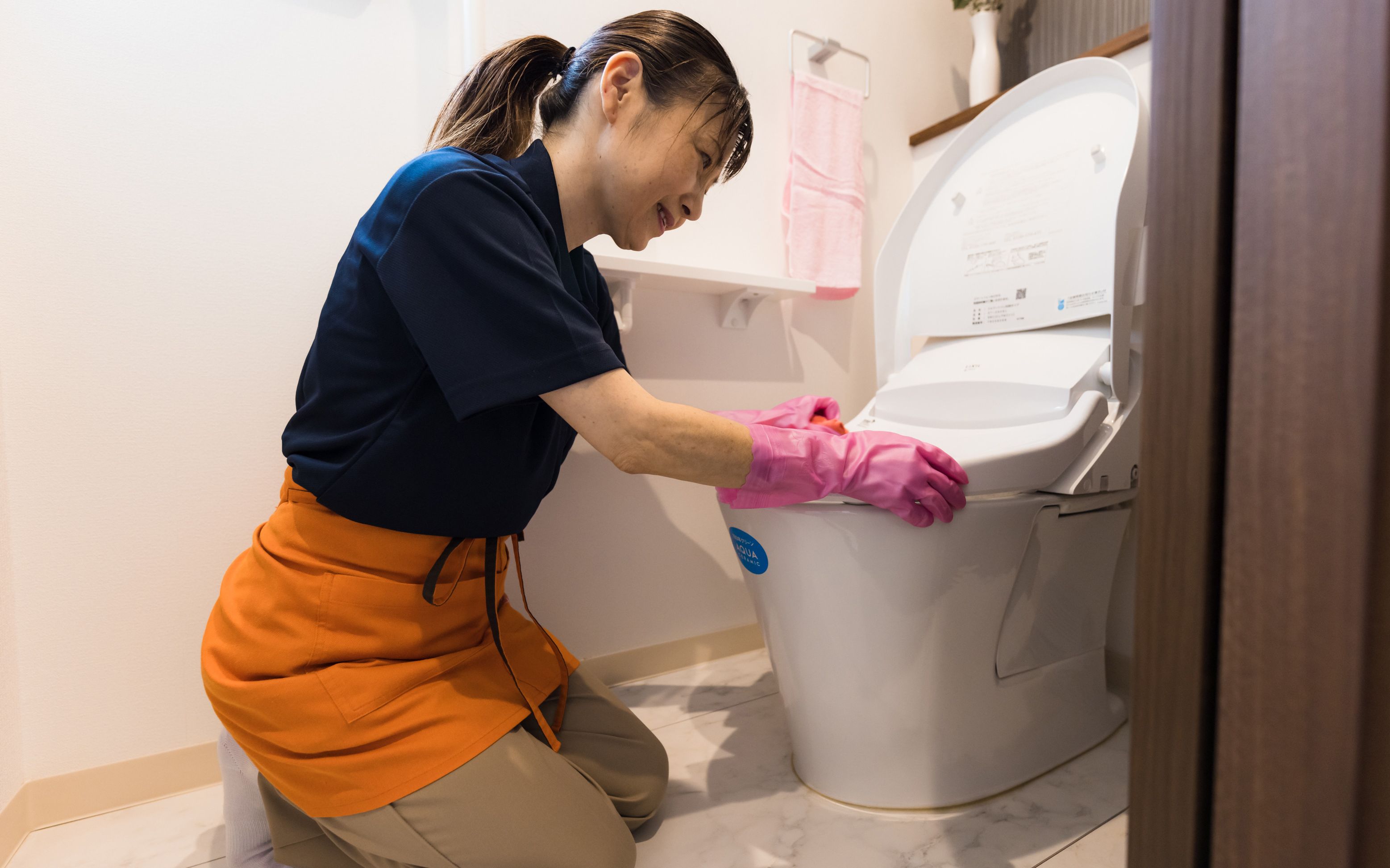 日本清洁工的跪式工作日常