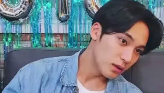 你俩要不建个群？😂珉奎得知秀彬祝他生日快乐 珉奎：啊？真的吗？祝我生日吗？谢谢你！真好的，通过wvs直播互相生日祝福