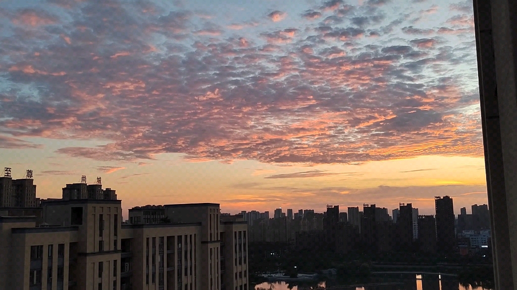 "琥珀色黄昏像糖在很美的远方"