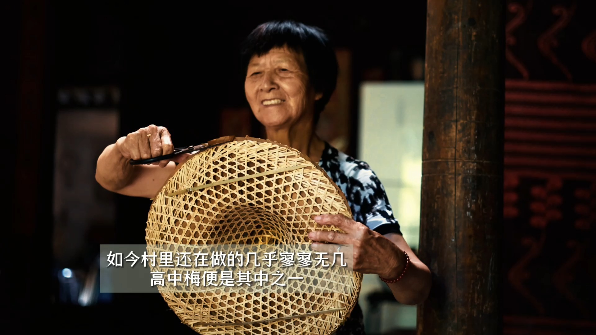 79岁奶奶做竹编箬叶帽子72年,成为老村一道特殊的风景线