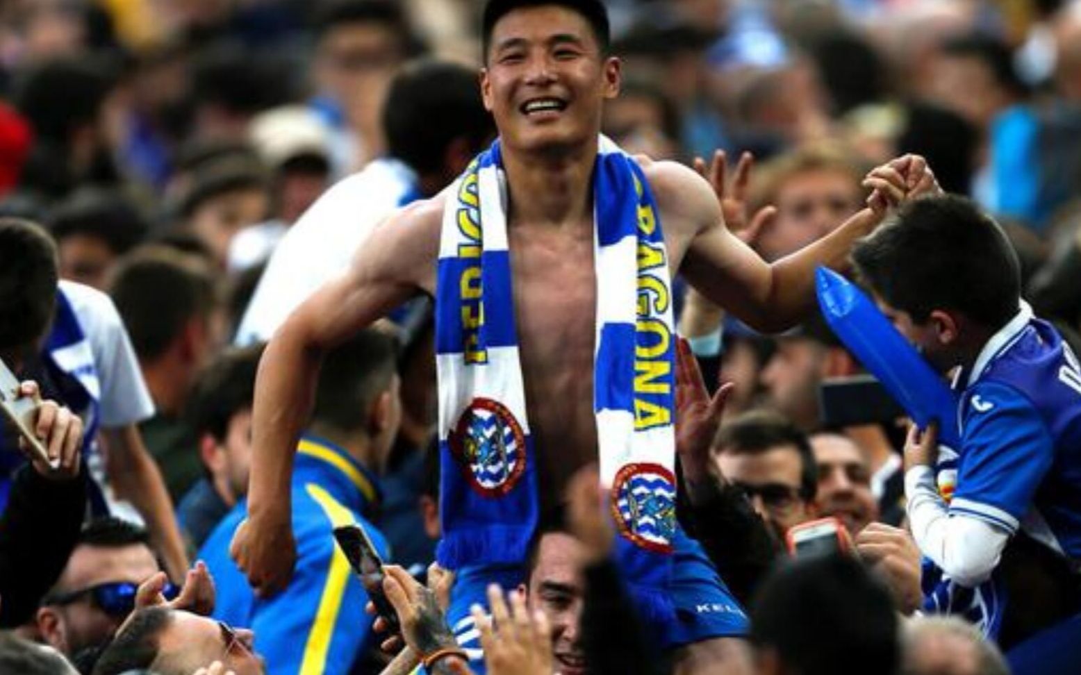 武磊遭球迷"百般围男"后"勉为骑男"!现场万人欢腾