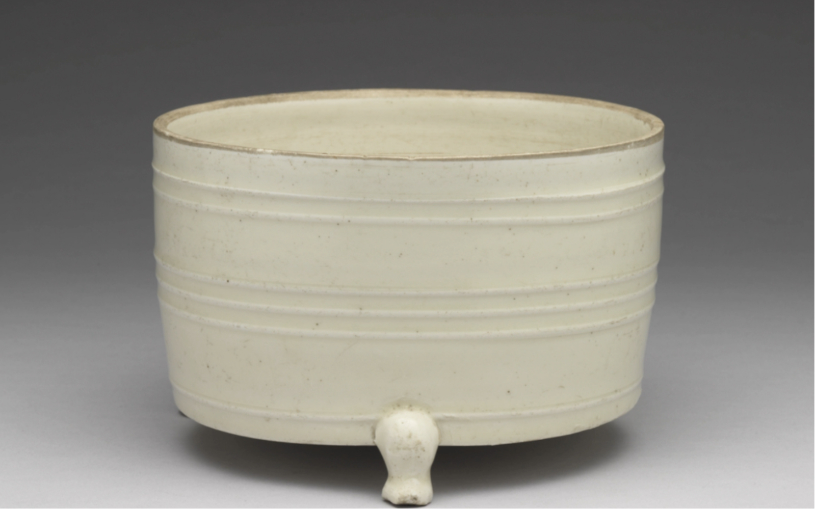 台北故宫博物院收藏北宋定窑弦纹三足奁