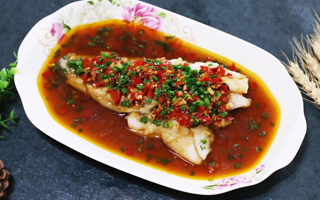 厨师长教您做一道"剁椒蒸巴沙鱼"的做法,鱼肉美味,上桌都说好