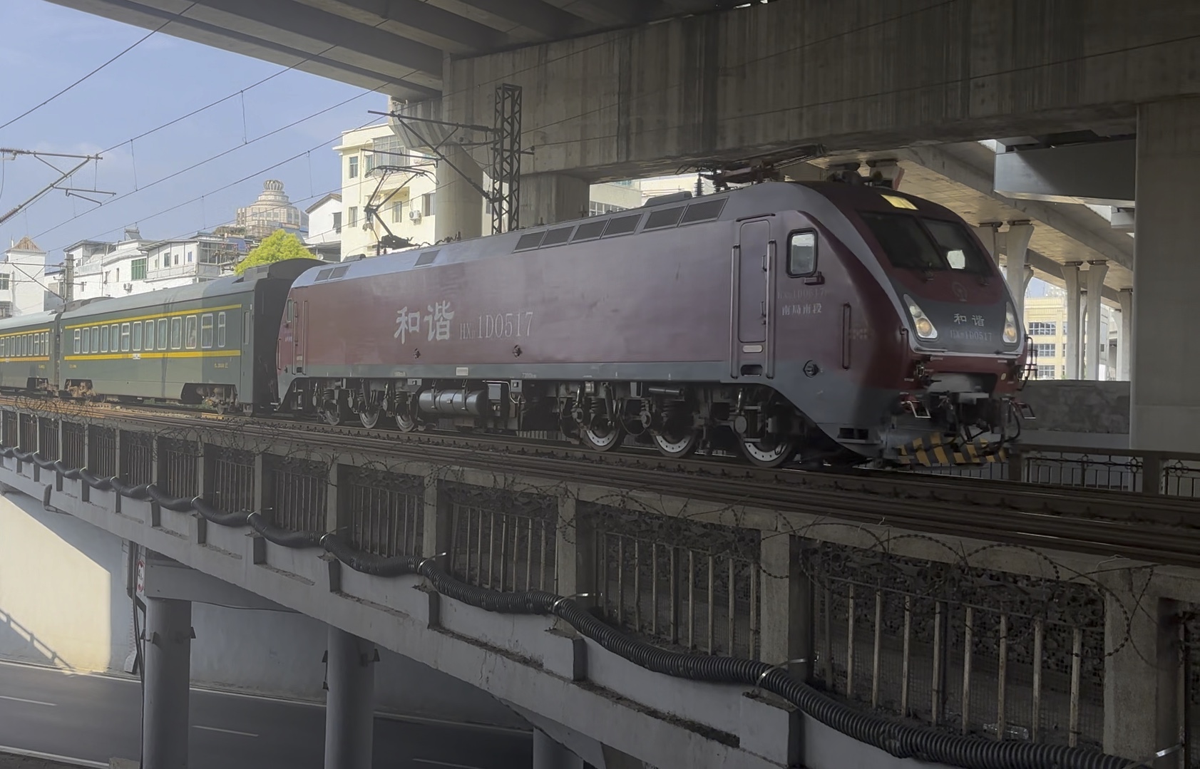 z125(兰州—厦门北)通过江铃立交,本务南局南段hxd1d-0517