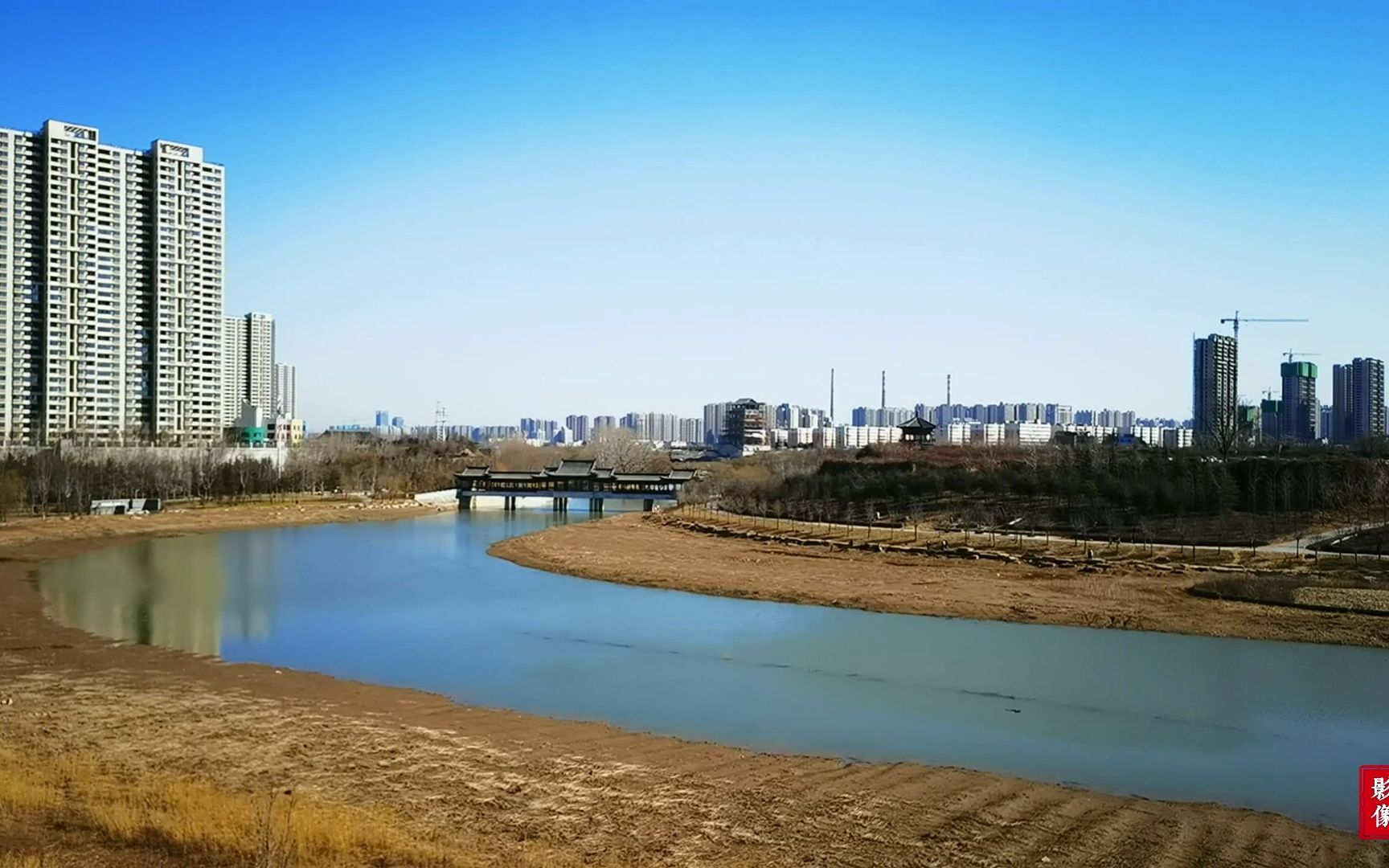 鄭州西流湖通航夜遊設想,湖水碧清天湛藍,水面獨缺一葉舟,美中有遺憾