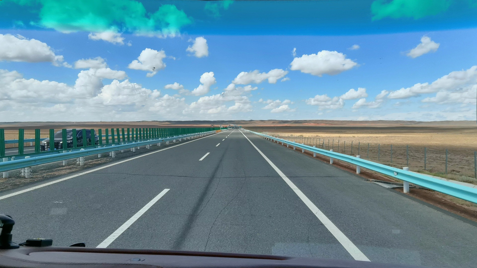 大巴车在新疆高速路上行驶