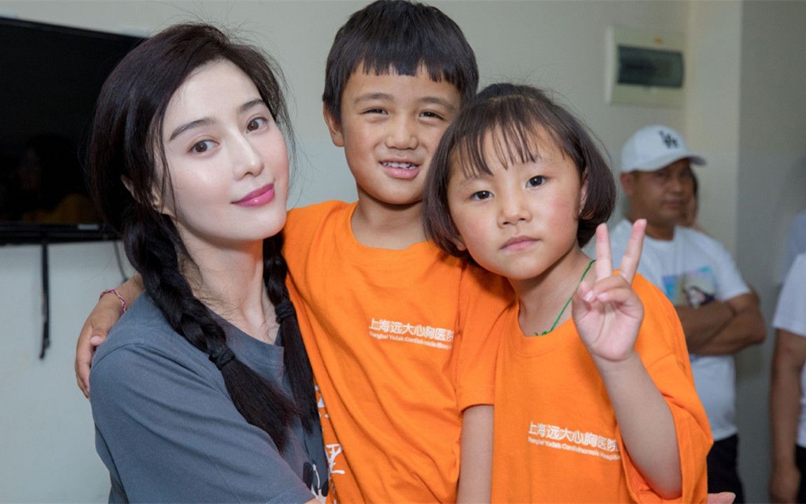 范冰冰医院探望心脏病儿童,扎麻花辫打扮清新,却被质疑是作秀