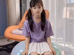 女生坐气球