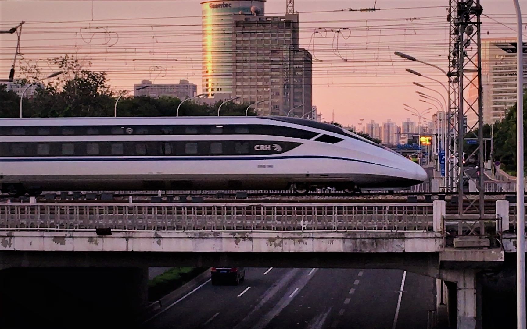 清晨的莲花桥:crh2e-2463执行京昆动卧进北京西站_哔哩哔哩_bilibili