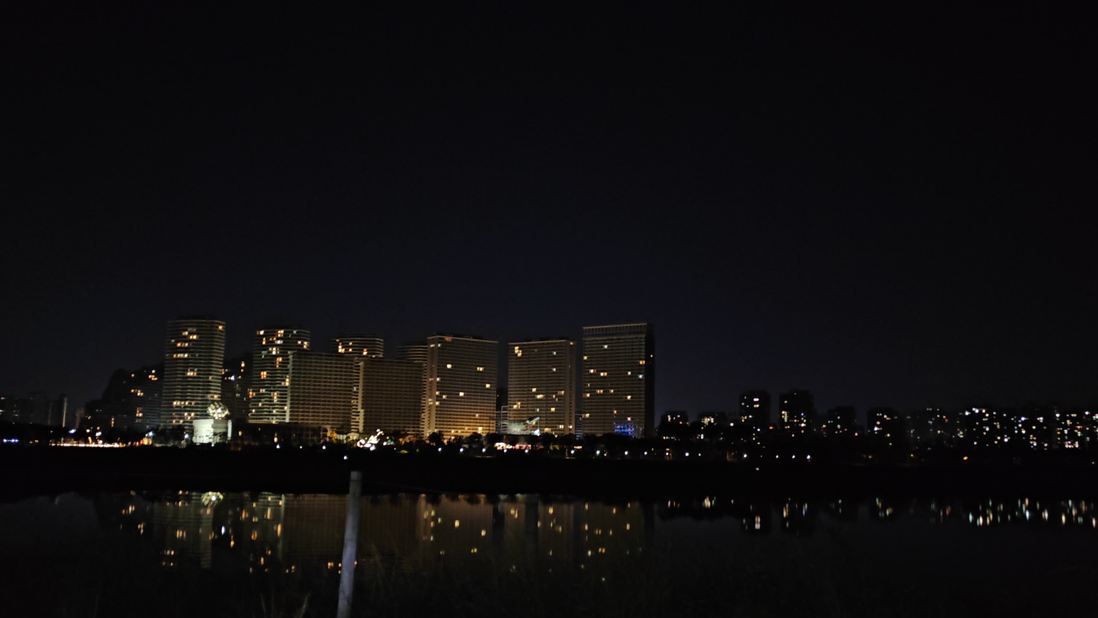 中国外国一级片引发全网热议，多国专家纷纷发声，平台紧急下架处理，网民讨论热度持续飙升。