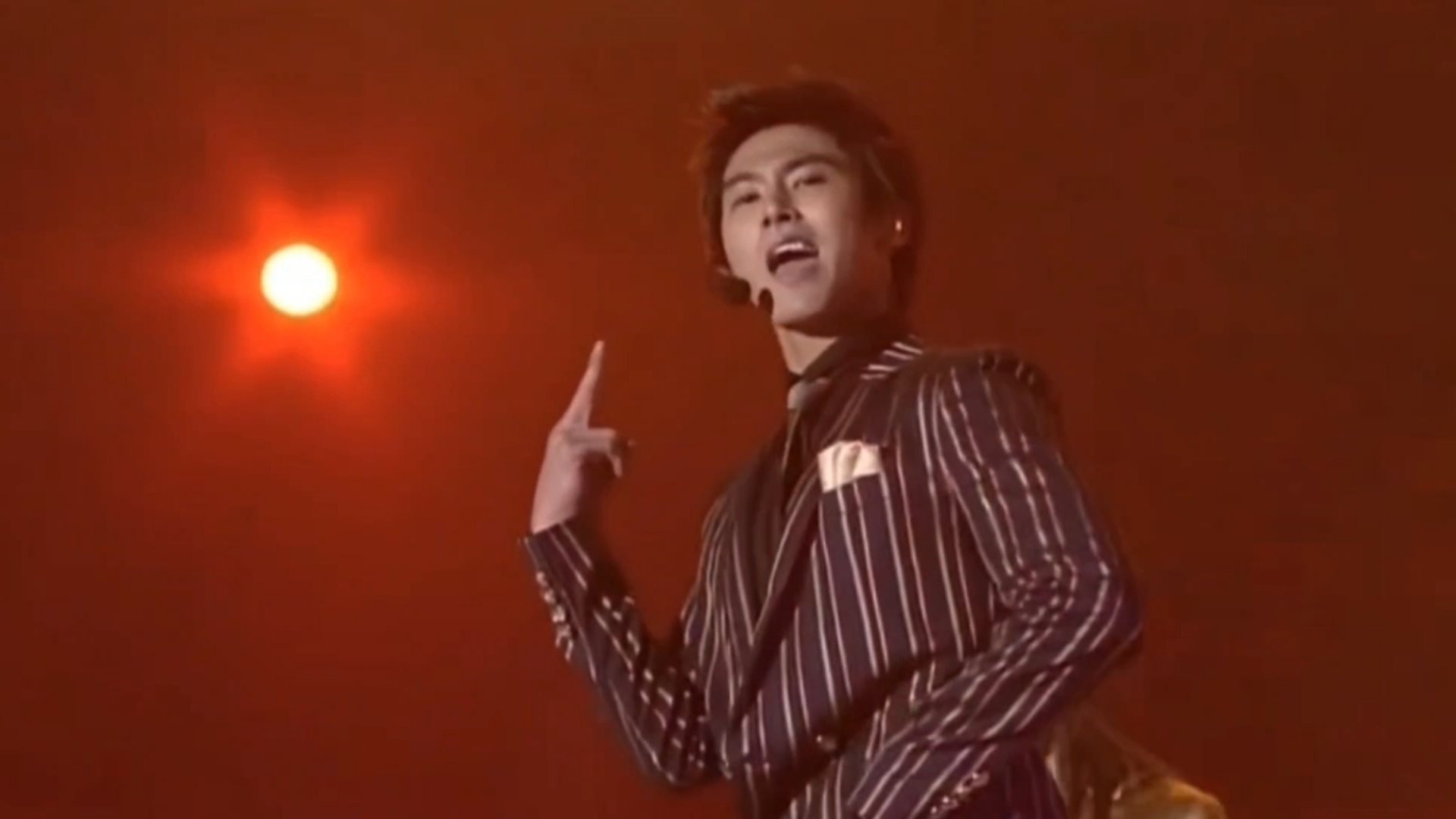 东方神起郑允浩演唱会solo,真是性张力满满!他真是天生为舞台而生的