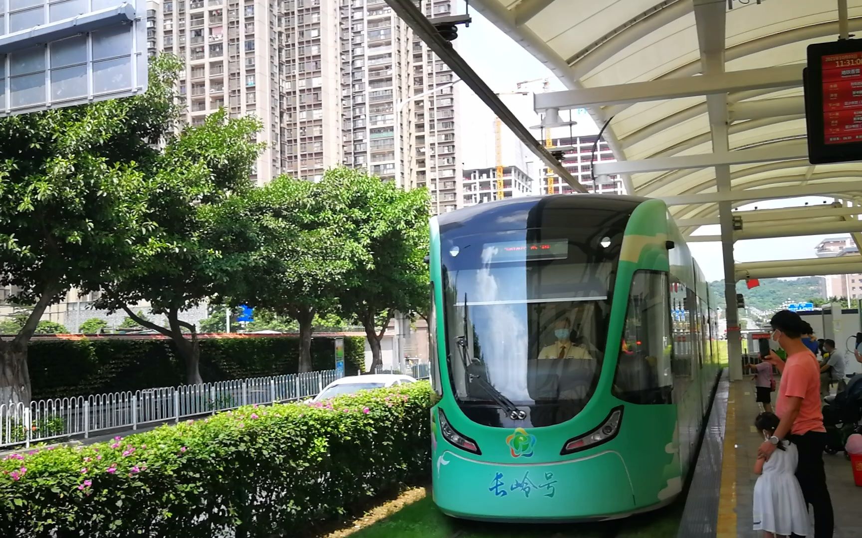 【黄埔有轨】黄埔有轨电车1号线 地铁香雪站进站 长岭号 (正片1分钟处