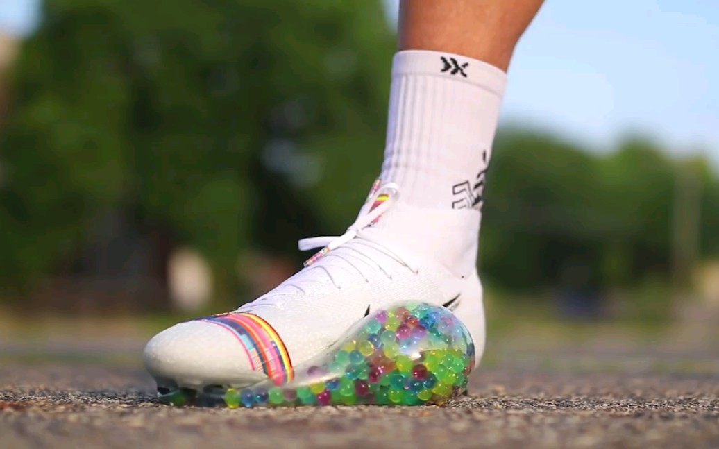 【解压】足球鞋踩解压球_哔哩哔哩 (゜-゜)つロ 干杯~-bilibili